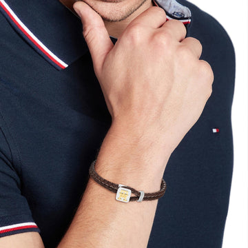 Ανδρικό βραχιόλι Tommy Hilfiger 2790532 από καφέ δέρμα με ασημένιο κούμπωμα και χρυσές λεπτομέρειες.